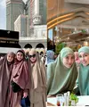 Perdana haji berdua, Aurel Hermansyah tampil menawan kenakan gamis dan hijab serba putih. [@aurelie.hermansyah].