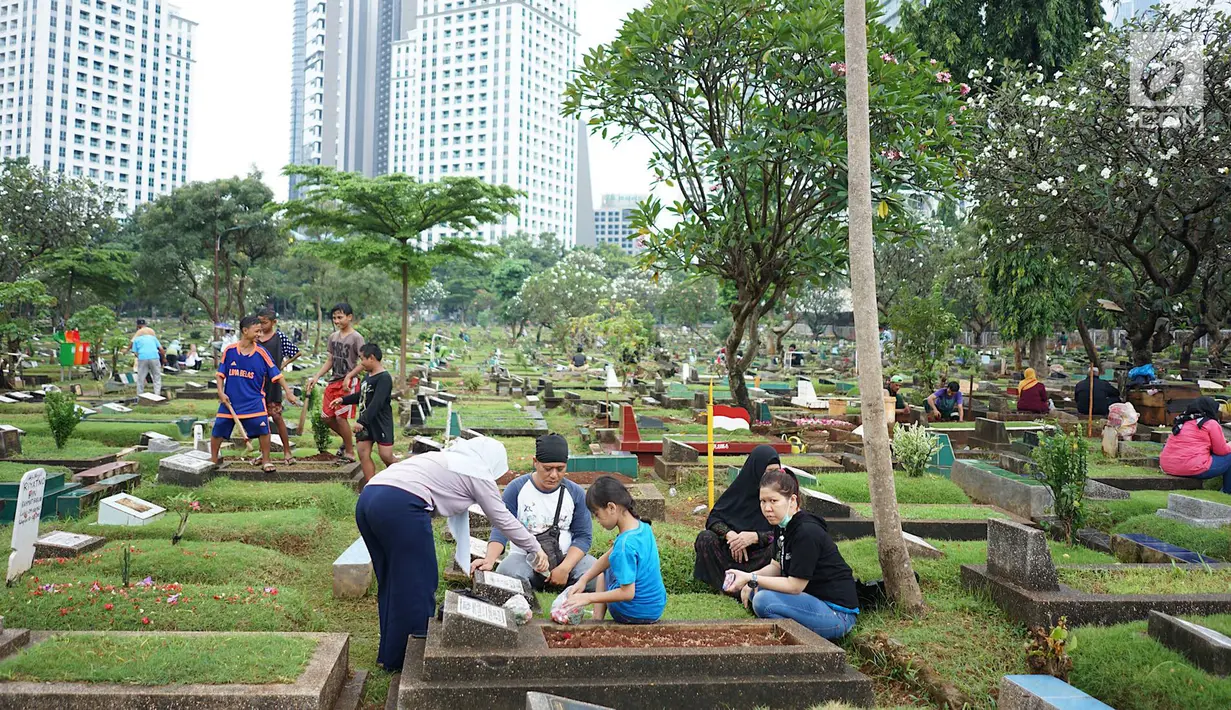 Warga memanjatkan doa di TPU Karet Bivak, Jakarta, Sabtu (4/5). Menjelang Bulan Ramadan, sejumlah TPU di Ibukota ramai dikunjungi warga untuk berziarah yang menjadi tradisi setiap tahun. (Liputan6.com/Immanuel Antonius)