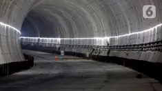 Suasana pembangunan terowongan Jalur Kereta Cepat tunnel 1 di daerah halim dan tunnel 7 di daerah padalarang, Selasa (25/5/2021). Total dari 13 tunnel baru rampung sekitar 8 tunnel dan diharapkan pada tahun 2022 KCIC siap beroperasi melayani penumpang. (Kapanlagi.com/Budy Santoso)
