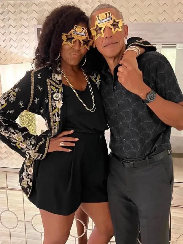 Potret Kompak Barack Obama dan Michelle Pakai Busana Serba Hitam di Momen Perayaan Tahun Baru 2022