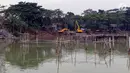 Sejumlah alat berat melakukan kegiatan revitalisasi di Situ Rawa Kalong, Cimanggis, Depok, Jawa Barat, Selasa (27/8/2019). Pemprov Jawa Barat mulai merevitalisasi kawasan Situ Rawa Kalong yang memiliki luas lebih kurang 8,25 hektar dengan anggaran sebesar Rp40 miliar. (Liputan6.com/Helmi Fithriansya