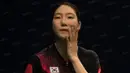 Pebulutangkis tunggal putri Korea Selatan, Sung Ji Hyun, menghapus keringat di wajahnya saat laga perempat final BCA Indonesia Open di Istora Senayan, Jakarta, Jumat (3/6/2016). (Bola.com/Vitalis Yogi Trisna)