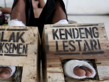 Petani dari kawasan Pegunungan Kendeng, Kabupaten Rembang, Jawa Tengah, melakukan aksi protes memasuki hari ke keenam mencor kaki dengan semen di kantor LBH Jakarta, Jakarta Pusat, Sabtu (18/3). (Liputan6.com/Johan Tallo)