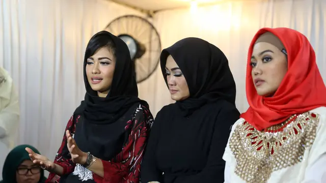 [Bintang] Pengajian 40 Hari Julia Perez