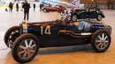 Mobil Bugatti tipe 51 Grand Prix tahun 1931 dipamerkan di hanggar Orly, Paris, Senin (26/11). Mobil antik yang akan dilelang oleh rumah lelang Artcurial pada acara Retromobile digelar pada 8 Februari 2019. (Francois Guillot / AFP)