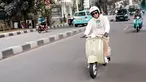 Irwansyah menjadi salah satu artis yang mengoleksi kendaraan vespa. Dalam unggahan Instagram, pria 37 tahun ini memamerkan aksinya saat mengendarai vespa keliling jalanan kota. Meski jarang tersorot, nampaknya touring dengan vespa menjadi hobi yang tak pernah ia lewatkan. (Liputan6.com/IG/@irwansyah_15)