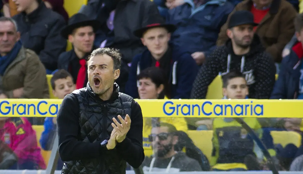 Luis Enrique terus memberikan semangat kepada anak asuhnya pada lanjutan La Liga Spanyol pekan ke-25 di Stadion Gran Canaria, Las Palmas de Gran Canaria, Sabtu (20/2/2016) malam WIB. (AFP / Jaime Reina)