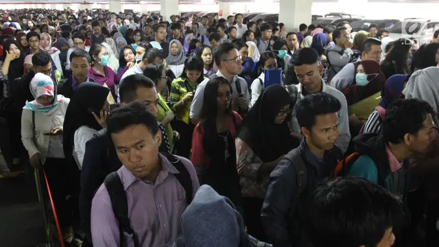 Ribuan Pelamar Banjiri Bursa Kerja di Jakarta