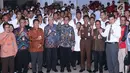 Menpora Imam Nahrawi (tengah) bersama Kepala Badan Kepegawaian Negara, Bima Haria Wibisana usai menyerahkan SK CPNS kepada atlet berprestasi di Wisma Kemenpora, Jakarta, Selasa (2/4). 286 atlet menerima SK pengangkatan sebagai CPNS di lingkungan Kemenpora. (Liputan6.com/Helmi Fithriansyah)