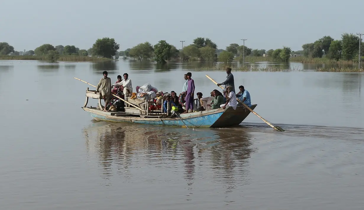 Penduduk desa dievakuasi dengan perahu dari daerah banjir dekat kota Burewala, di distrik Vehari di provinsi Punjab, pada 25 Agustus 2023. (AFP/Shahid Saeed Mirza)