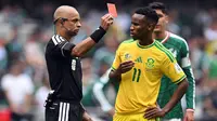 Dalam laga tersebut juga diwarnai dengan tiga kartu merah dan tiga kartu kuning. Wasit Wilton Sampaio mengganjar dua kartu merah untuk pemain Afrika Selatan, Yaya Sithole (50') dan Themba Zwane (84') serta satu kartu merah untuk pemain tuan rumah, Cesar Montes (90+2'). (AFP/Yuri Cortez)