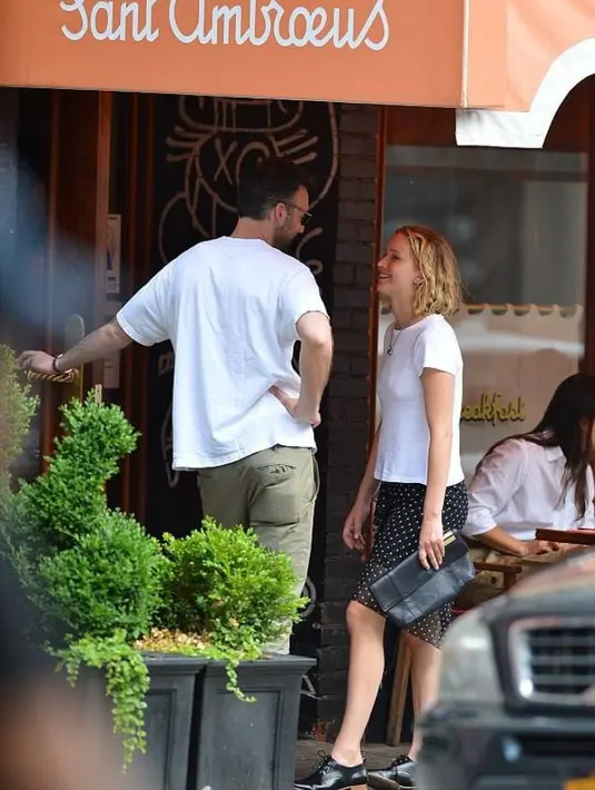 Hubungan keduanya baru saja tercium dua minggu yang lalu. Sebelumnya memang sudah ada kabar bahwa keduanya berkencan. (CelebJar)