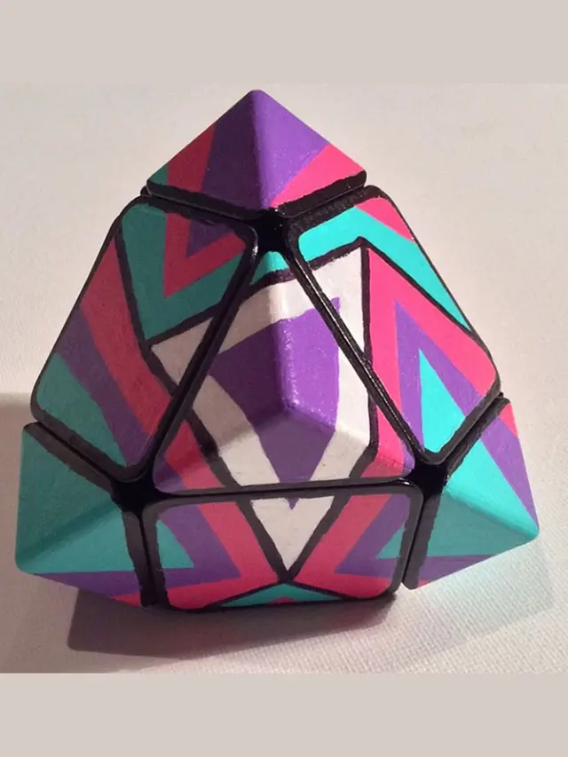 Bosan dengan Kanvas, Seniman Ini Melukis di Rubik