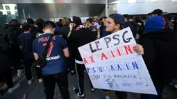 Sekelompok pendukung PSG melakukan aksi demo yang berlangsung di luar kantor klub pada Rabu (3/5/2023) waktu setempat. Salah satu sasaran aksi ini adalah meminta Lionel Messi, Marco Veratti, dan Neymar untuk hengkang dari klub. Messi saat ini tengah menjalani masa hukuman di PSG setelah bintang Timnas Argentina tersebut mangkir latihan dan pergi ke Arab Saudi tanpa persetujuan klub. (AFP/Franck Fife)