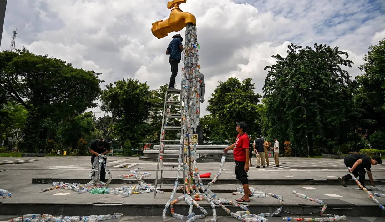 Aksi ini untuk meningkatkan kesadaran masyarakat akan dampak plastik sekali pakai terhadap lingkungan dan kesehatan manusia. (Juni KRISWANTO/AFP)