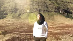 Wanita 29 tahun ini tampil sporty saat menikmati panorama Gunung Bromo. Tak mau kehilangan momen, ia pun mengabadikan momen liburannya.(Liputan6.com/IG/@delliedinda)