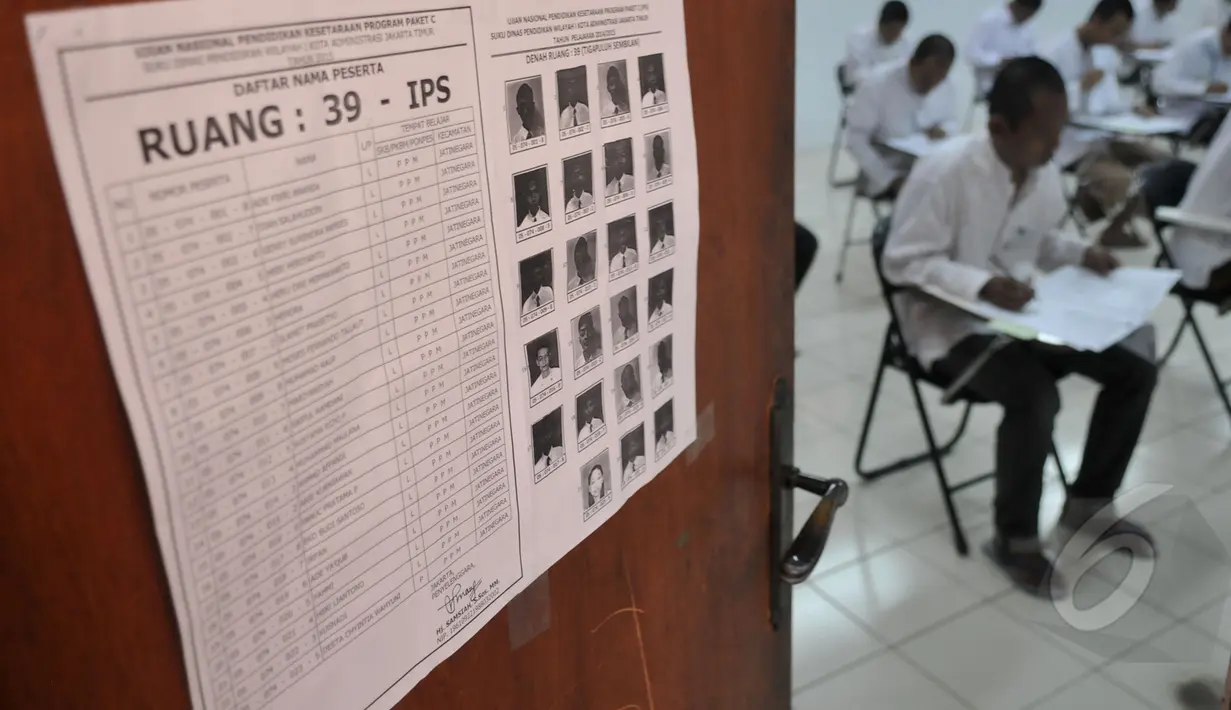 Para narapidana LP Cipinang menjalani UN melalui program Paket C di LP Narkotika Cipinang, Jl Bekasi Timur Raya, Jaktim, Senin (13/4/2015).  Para peserta terlihat bersemangat menjalani UN 2015. (Liputan6.com/Johan Tallo)