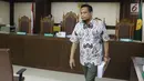 Panitera pengganti Pengadilan Tipikor Medan, Helpandi usai menjalani sidang pembacaan tuntutan di Pengadilan Tipikor, Jakarta, Kamis (14/3). JPU KPK berkeyakinan, Helpandi bersalah menerima uang suap dari Tamin Sukardi.  (Liputan6.com/Helmi Fithriansyah)