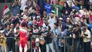 Pebalap sepeda BMX Indonesia, I Gusti Bagus Saputra, menghampiri suporter saat berlaga pada Asian Games di BMX Center, Jakarta, Sabtu (25/8/2018). Bagus Saputra meraih medali perak dengan catatan waktu 34,314 detik. (Bola.com/Peksi Cahyo)