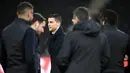 Penyerang Juventus, Cristiano Ronaldo memeriksa lapangan di Stade de Suisse di Bern (11/12). Ronaldo tampil keren menggenakan setelan jas dengan syal di lehernya saat mengecek markas Young Boys. (AFP Photo/Fabrice Coffrini)