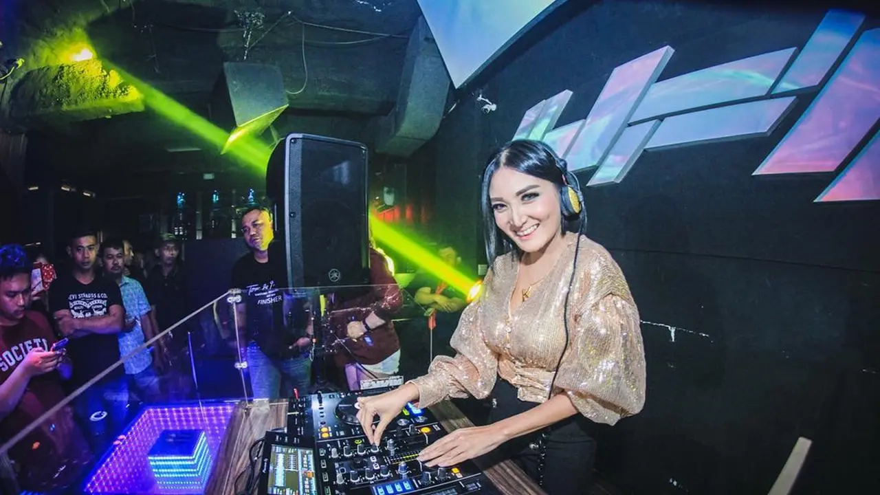 FOTO: Gaya Santai Kiki Amalia Saat Nge-DJ, Cantik dan Memesona