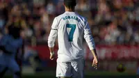 Reaksi pemain Real Madrid, Cristiano Ronaldo usai timnya takluk di markas Girona, pada lanjutan La Liga 2017-2018, di Estadio Montilivi, Girona, Catalunya, Minggu (29/10/2017) malam WIB. Real Madrid kalah dengan skor 1-2.  (AFP/Josep Lago)