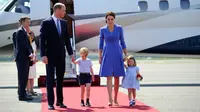 Pangeran William dan Kate Middleton serta kedua anak mereka, Pangeran George dan Putri Charlotte tiba di bandara Tegel, Berlin, Rabu (19/7). Menjalani tur, keluarga kerajaan Inggris itu kompak memakai nuansa biru dalam busananya. (Steffi Loos/Pool via AP)