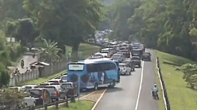 Puncak Dipadati Puluhan Ribu Kendaraan