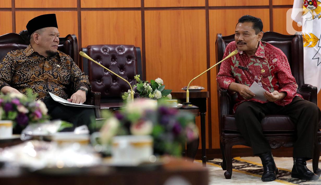 Ketua DPD La Nyalla Mattalitti (kiri) berbincang dengan Ketua PP Forum Staf Ahli Kepala Daerah (Forskada) se-Indonesia Tegoeh Winarno di Gedung Nusantara III, Jakarta, Rabu (9/10/2019). Forskada meminta Ketua DPD agar lebih memperhatikan staf ahli di berbagai daerah. (Liputan6.com/JohanTallo)