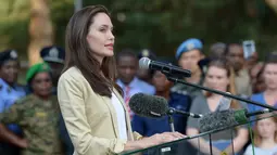 Angelina Jolie memberikan sebuah pernyataan di depan penampungan korban kekerasan seksual dan gender di Nairobi, Kenya, (20/6). Kunjungan Angelina Jolie ini guna merayakan Hari Pengungsi Dunia. (AFP Photo/Simon Maina)