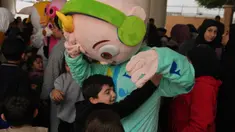 Seorang anak memeluk seseorang yang mengenakan kostum saat para sukarelawan menyiapkan bingkisan makanan dan manisan Idulfitri untuk keluarga pengungsi yang merayakan hari raya jauh dari rumah mereka, di sebuah universitas negeri yang diubah menjadi tempat penampungan setelah serangan udara Israel di Beirut, Lebanon, Jumat 20 Maret 2026. Perayaan Hari Raya Idulfitri 1447 Hijriah di sebuah Universitas Negeri yang diubah menjadi tempat penampungan warga setelah serangan udara Israel di Beirut, Lebanon, berlangsung penuh keceriaan. (AP Photo/Hassan Ammar)