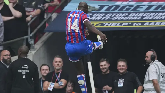 Selebrasi penyerang Crystal Palace, Jean-Philippe Mateta, usai menjebol gawang Liverpool di laga Community Shield di Stadion Wembley, Minggu (10/08/2025). (AP Photo/Dave Shopland).