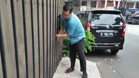 Seorang pegawai depot pengisian air minum di seberang rumah Kapitra Ampera, di Jalan Tebet Timur Dalam VIII, mengaku melihat dua p...