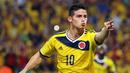 Bintang Kolombia, James Rodriguez menjadi penerima FIFA Puskas Award 2014 melalui gol cantiknya pada ajang Piala Dunia 2014. James mengalahkan Robin Van Persie yang juga masuk dalam nominasi. (EPA/Paolo Aguilar)