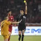 Wasit Thoriq Alkatiri memberikan kartu kuning kepada striker Bhayangkara FC, Nikola Komazec, saat melawan Persija Jakarta pada laga Liga 1 di SUGBK, Jakarta, Jumat (23/3/2018). Kedua klub bermain imbang 0-0. (Bola.com/Vitalis Yogi Trisna)