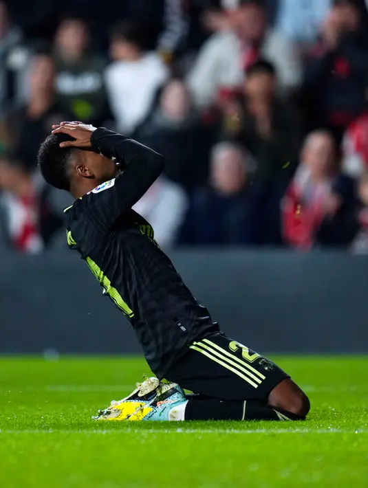 Pemain Real Madrid Rodrygo saat melawan Rayo Vallecano pada pertandingan sepak bola Liga Spanyol di Stadion Vallecas, Madrid, Spanyol, 7 November 2022. Rayo Vallecano mengalahkan Real Madrid dengan skor 3.2. (AP Photo/Manu Fernandez)