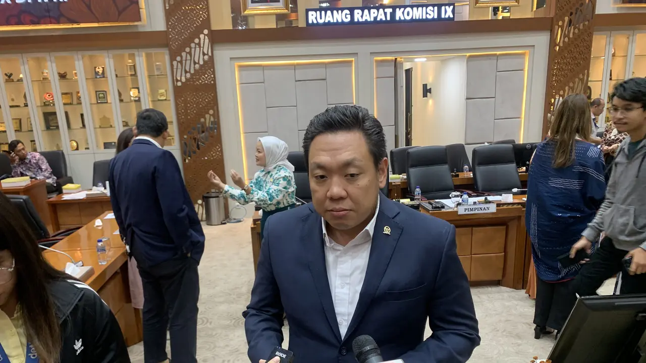 Wakil Ketua Komisi IX DPR RI Charles Honoris jelaskan terkait Komisi IX DPR RI menggelar rapat audiensi bersama Pengurus Pusat Perhimpunan Dokter Paru Indonesia (PDPI).