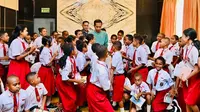 "Ini anak-anak di Papua ini pintar dan berani. Baik anak-anakku semuanya, terima kasih atas kehadirannya pada pagi hari ini dan semuanya semangat belajar semuanya ya dan hati-hati semuanya pulang sampai ke rumah masing-masing di kabupaten dan kotanya masing-masing," pungkasnya. (Foto: Laily Rachev - Biro Pers Sekretariat Presiden)