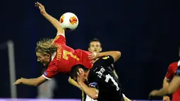Striker PSV Eindhoven Ola Toivonen (kiri) duel udara dengan Arijan Ademi pemain FC Dinamo Zagreb pada pertandingan sepak bola Liga Eropa Grup B antara FC Dinamo Zagreb vs PSV Eindhoven di stadion Maksimir, Zagreb (07/11/13). (AFP/Stringer)