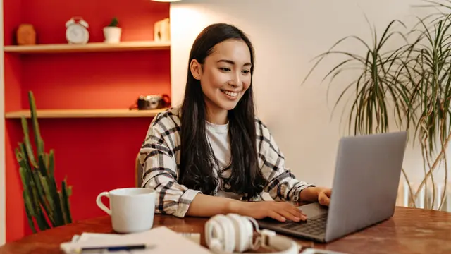 3 Produk Makeup Penting untuk Tampil Cantik Natural Selama WFH