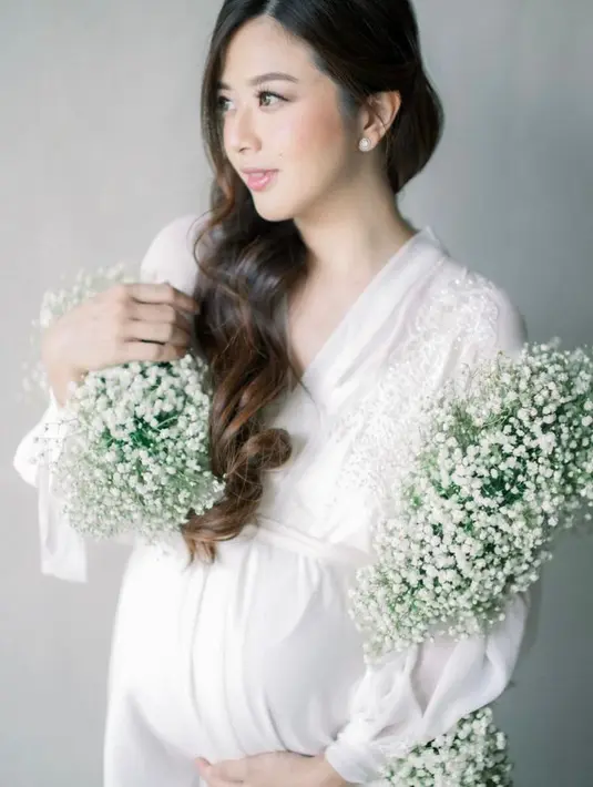 Di momen maternity shoot ini, Franda dan keluarga kecilnya tampil cukup simple.  (Instagram/frandaaa87).