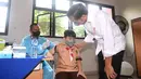 Presiden Joko Widodo meninjau langsung vaksinasi Covid-19 bagi anak-anak usia 6-11 tahun yang digelar di Kompleks SDN Cideng, Gambir, Jakarta, Rabu (15/12/2021). Dengan vaksinasi ini, Presiden berharap anak-anak bisa terlindungi dari penyebaran Covid-19. (Foto: Lukas-Biro Pers Sekretariat Presiden)