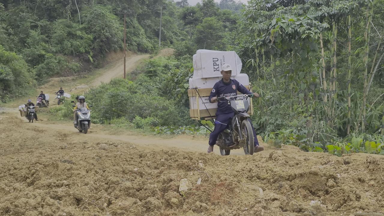 Petugas berjibaku mengantarkan logistik pemilu ke pelosok desa di Bogor melintasi Banten. (Liputan6.com/Achmad Sudarno)