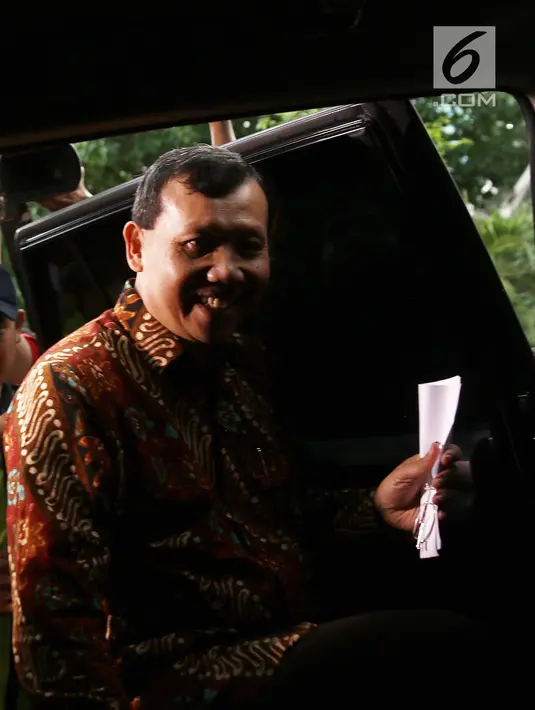 Sekda Jawa Barat Iwa Karniwa memasuki kendaraan usai menjalani pemeriksaan di Gedung KPK, Jakarta, Kamis (29/11). Iwa diperiksa sebagai saksi untuk tersangka DT terkait kasus suap pengurusan izin pembangunan Meikarta. (Liputan6.com/Herman Zakharia)
