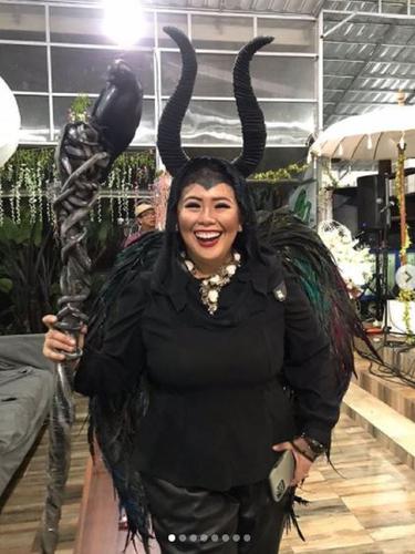 Yenny Wahid mengenakan kostum ala Maleficent