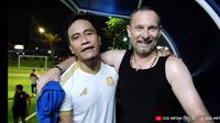 Ulama Gus Miftah (kiri) bersama pelatih PSS Sleman, Dejan Antonic usai bermain dalam sebuah laga eksebisi baru-baru ini. (Tangkapan layar YouTube Gus Miftah Official)