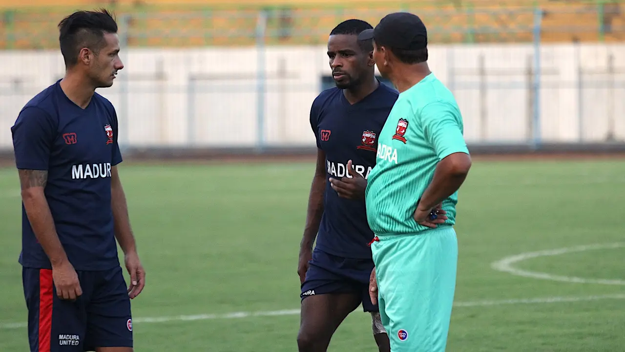 Pemain Madura United, Raphael Maitimo (kiri) dan Greg Nwokolo.