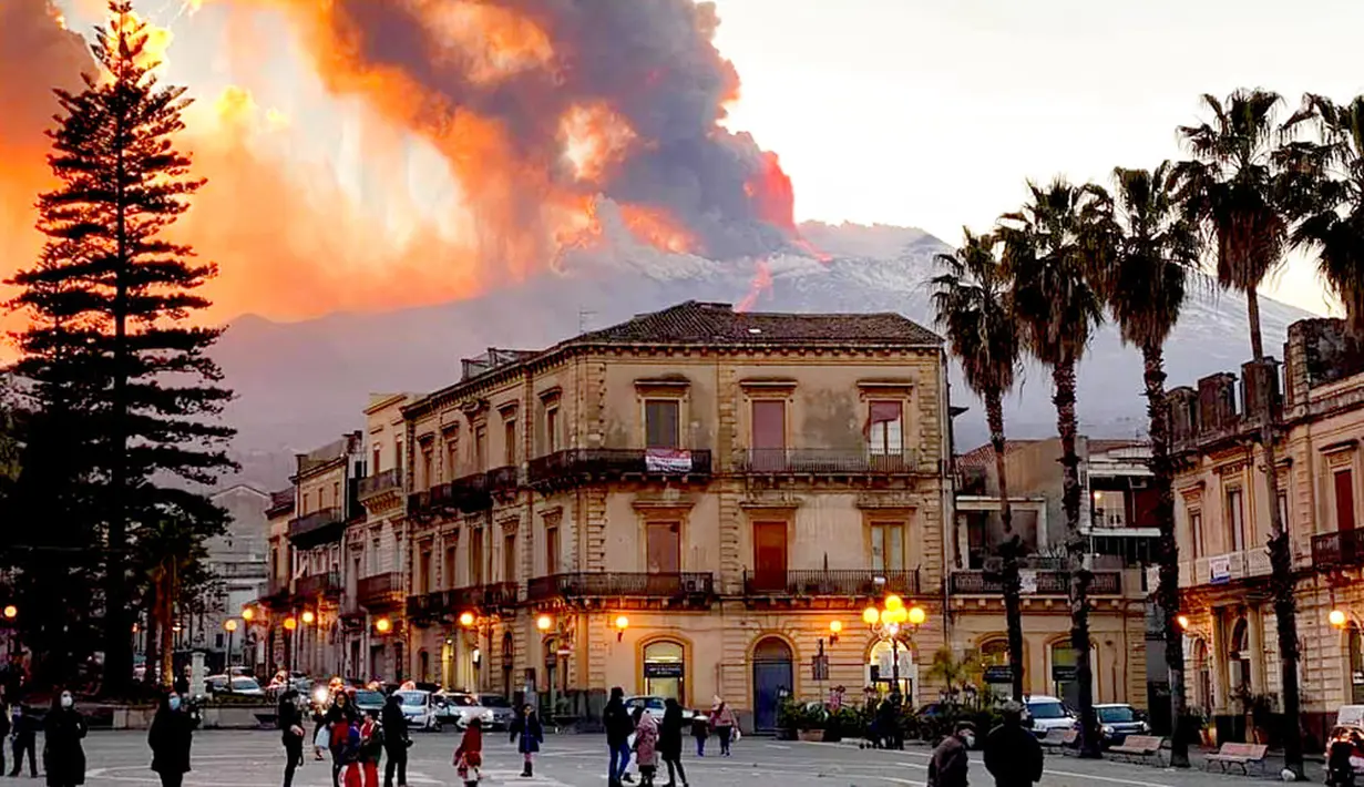 Gunung Etna memuntahkan lahar panas dan abu vulkanik seperti yang terlihat dari Catania, Italia, Selasa (16/2/2021). Erupsi Gunung Etna jarang membahayakan penduduk yang tinggal di sekitar lokasi. (Davide Anastasi/LaPresse via AP)