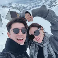 Naphat Siangsomboon dan Baifern Pimchanok liburan di Swiss. [Foto: Instagram/naphat_nine]