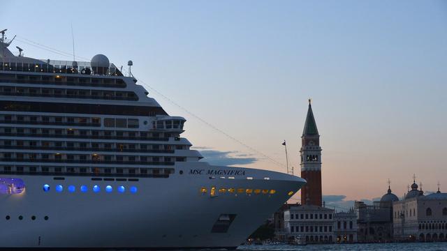 20151117-Kapal pesiar-afp